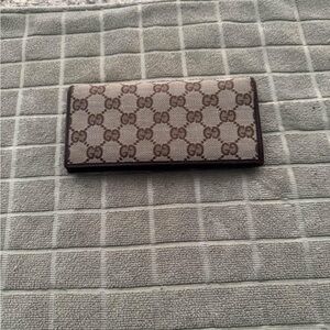 Gucci Women’s Wallet. Great condition! No damage